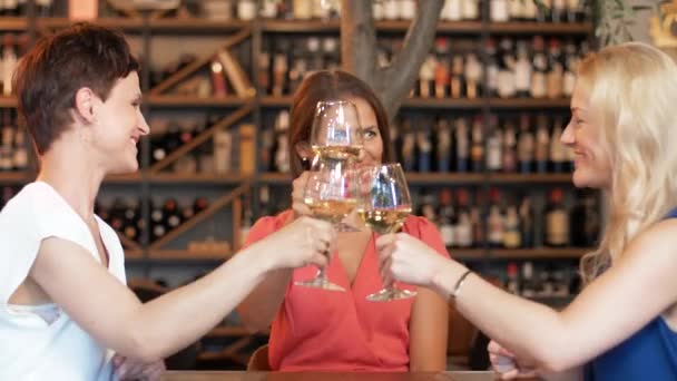 Gelukkig vrouwen drinken van wijn op bar of het restaurant — Stockvideo