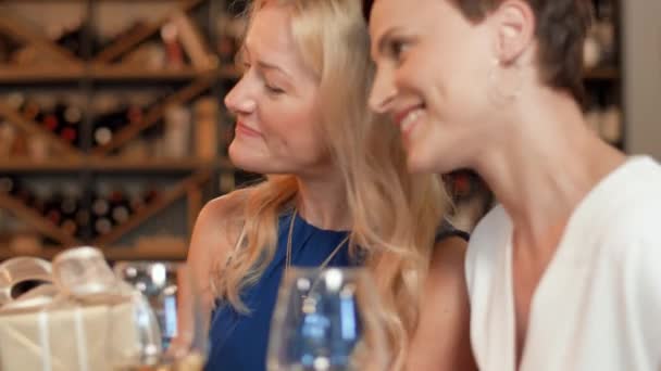 Femmes donnant cadeau à un ami au bar à vin — Video