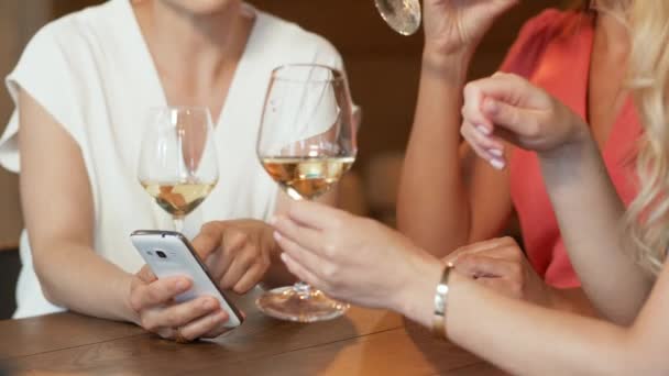 在葡萄酒酒吧或餐馆使用智能手机的妇女 — 图库视频影像