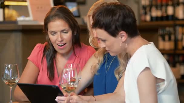 Vrouwen met tablet pc bij bar wijn of restaurant — Stockvideo