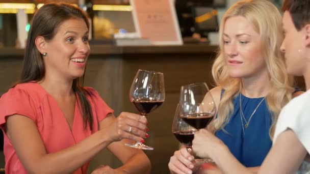 Glada kvinnor dricker rött vin på bar eller restaurang — Stockvideo