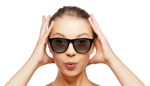 Enthousiast jonge vrouw in zwarte 3d bril — Stockfoto