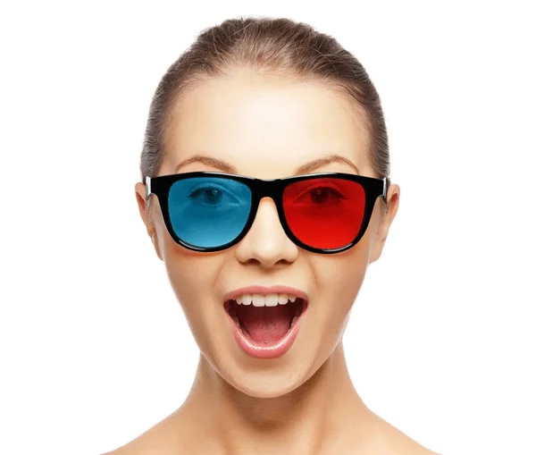 Excitada joven mujer en rojo azul 3d gafas — Foto de Stock