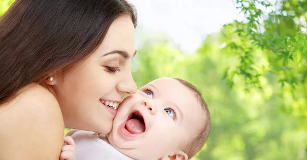 Madre con bebé sobre fondo verde natural — Foto de Stock