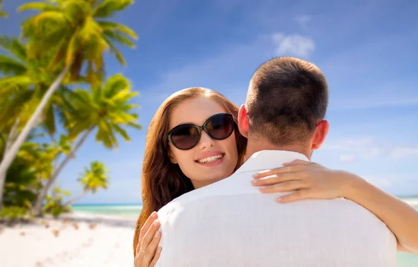 Ευτυχισμένο ζευγάρι αγκαλιάζει πάνω από τροπική παραλία — Φωτογραφία Αρχείου