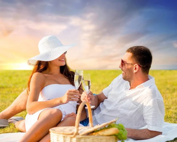 Sonriente pareja bebiendo champán en el picnic — Foto de Stock