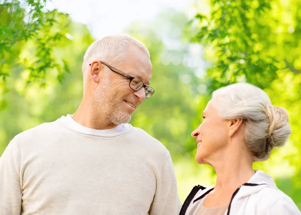 Gelukkige senior paar over groene natuurlijke achtergrond — Stockfoto