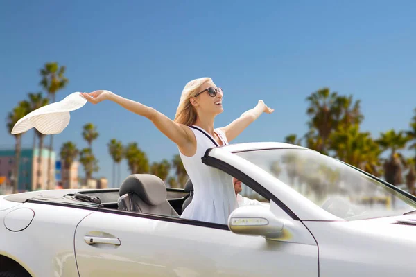 Feliz pareja conduciendo en coche descapotable — Foto de Stock