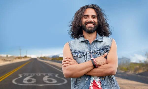 Sonriente hippie hombre en denim chaleco sobre nosotros ruta 66 —  Fotos de Stock