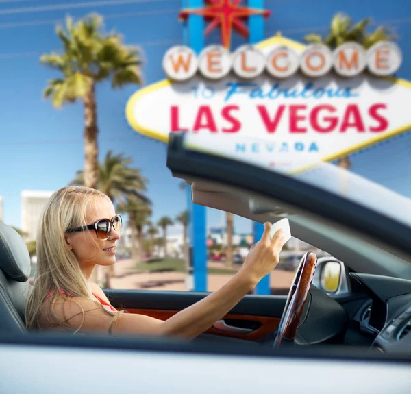 Mujer en coche descapotable toma selfie en las vegas — Foto de Stock