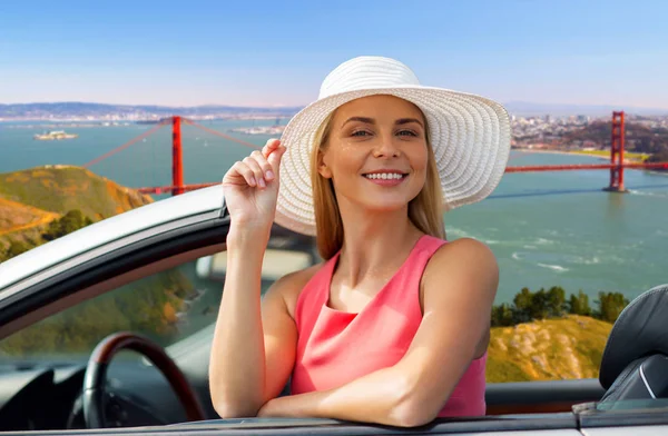 Femme en voiture convertible sur pont porte dorée — Photo