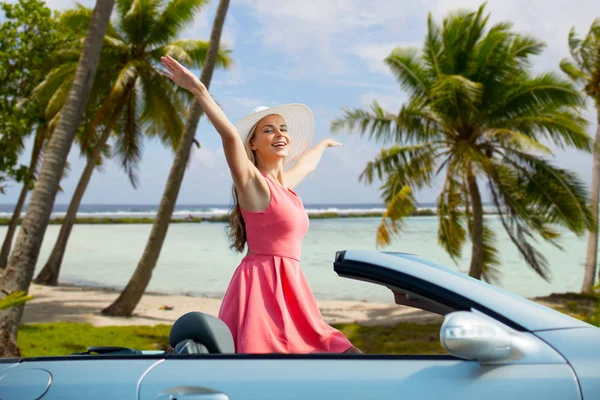 Ευτυχισμένος νεαρή γυναίκα σε μετατρέψιμο αυτοκίνητο πάνω από την παραλία — Φωτογραφία Αρχείου