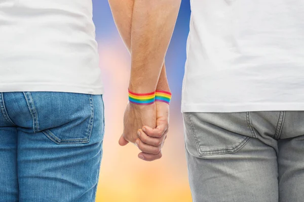 Masculino casal com gay orgulho arco-íris pulseiras — Fotografia de Stock