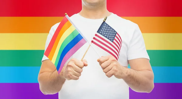 Mann mit Gay Pride Regenbogen und amerikanischer Flagge — Stockfoto