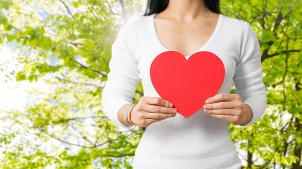 Gay farkındalık Bileklik kalp tutan kadınla — Stok fotoğraf