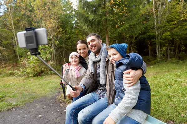 Οικογένεια λήψη φωτογραφιών από selfie stick σε εξωτερικούς χώρους — Φωτογραφία Αρχείου