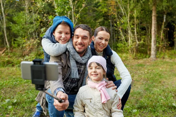 Foto rodinné pořizování selfie stick venku — Stock fotografie