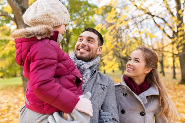 Famille heureuse marchant au parc d'automne — Photo