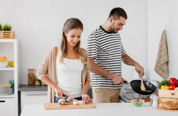 Par matlagning mat hemma kök — Stockfoto