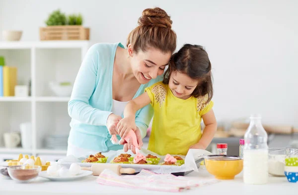 Madre e hija cocinando cupcakes en casa —  Fotos de Stock
