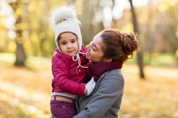 Счастливая мать с маленькой дочкой в осеннем парке — стоковое фото