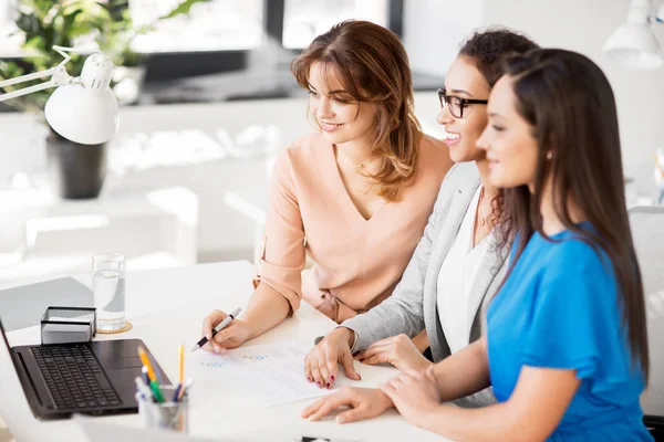 Mulheres de negócios com laptop trabalhando no escritório — Fotografia de Stock