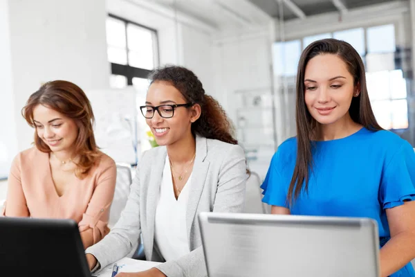 Geschäftsfrauen mit Laptops im Büro — Stockfoto