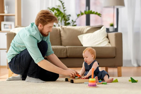 Pai e bebê brincando com blocos de brinquedo em casa — Fotografia de Stock