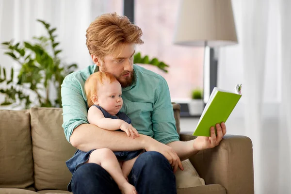 Padre lectura libro para bebé hija en casa — Foto de Stock