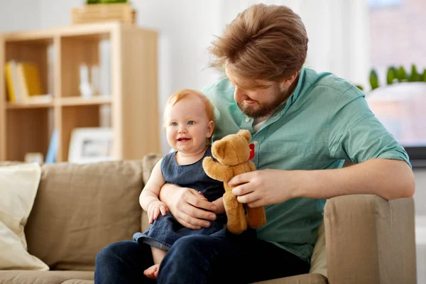 Father and baby daughter with teddy bear at home — Stock Photo, Image