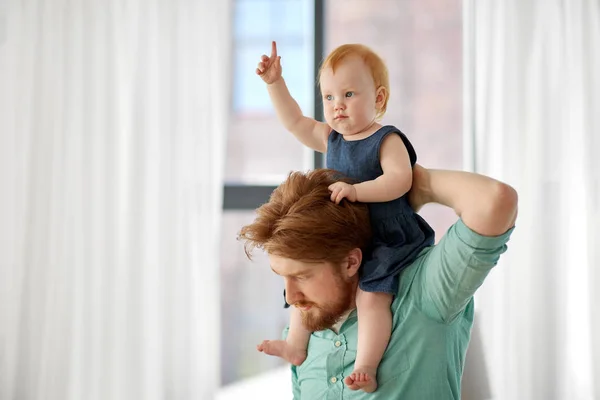 Otec, nesoucí jeho malé dcerušky na krku — Stock fotografie