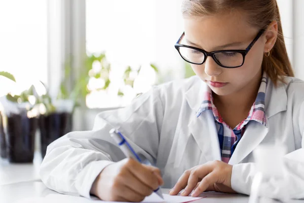 Mädchen studiert Chemie im Schullabor — Stockfoto