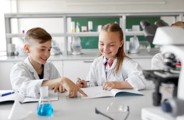 Barnen studerar kemi vid skolan laboratorium — Stockfoto