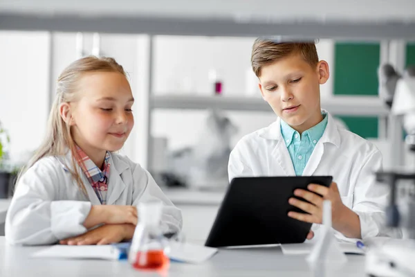 Dzieci z komputera typu tablet w laboratorium szkoły — Zdjęcie stockowe