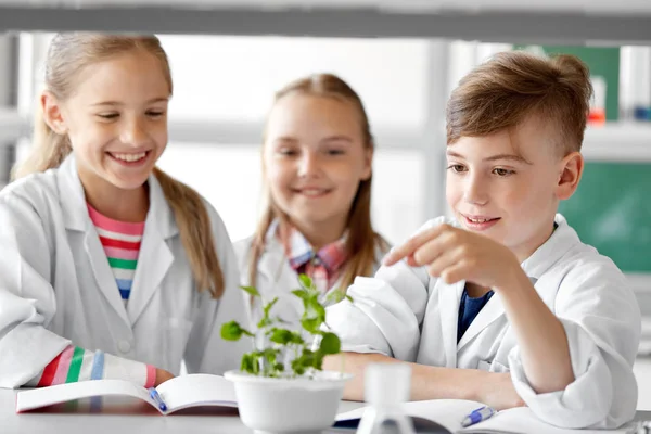 Enfants ou étudiants avec des plantes en classe de biologie — Photo