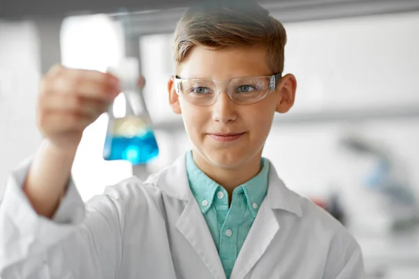 Chłopiec z probówki, studiował chemię w szkole — Zdjęcie stockowe