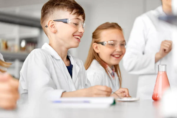 Koncepcja Edukacji Nauki Chemia Dzieci Dzieci Lub Studentów Probówki Podejmowania — Zdjęcie stockowe