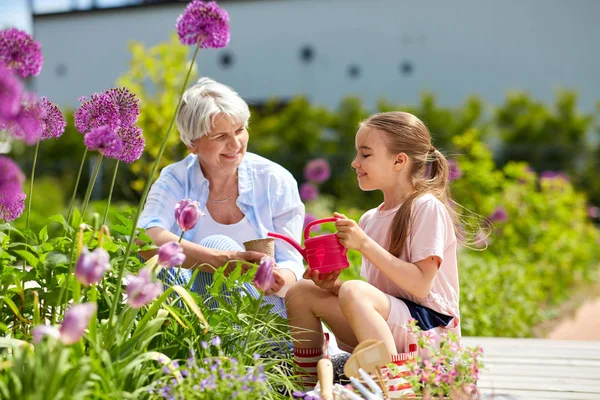 Zahradnictví Rodina Koncepce Šťastná Babička Vnučka Sázení Květin Letní Zahradě — Stock fotografie