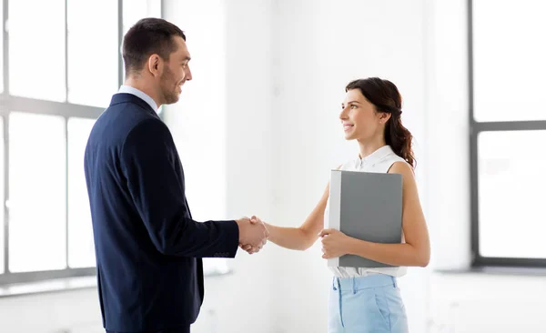 Businesswoman and businessman shake hands — Stock Photo, Image