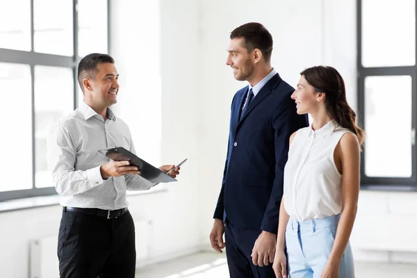 Mäklare som visar avtalsdokument för kunder — Stockfoto