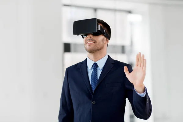 Zakenman met virtual reality headset op kantoor — Stockfoto