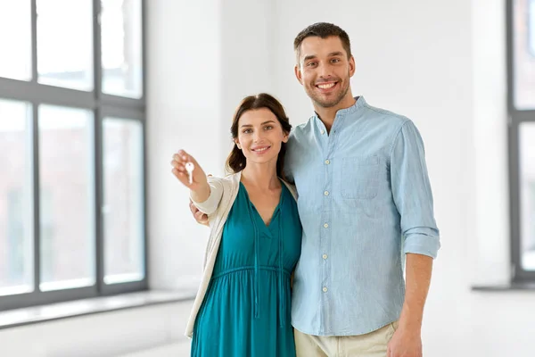 Gelukkige paar met toetsen van nieuwe woning — Stockfoto