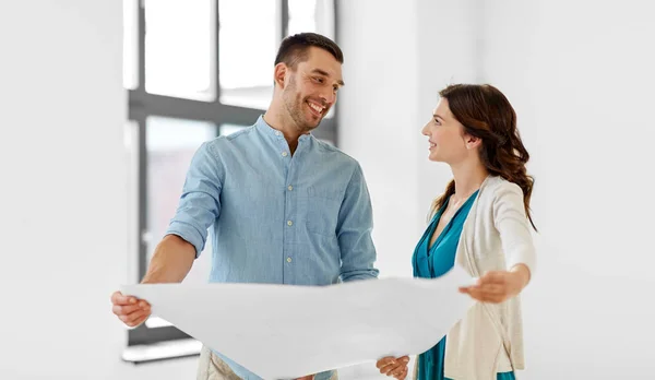 Glückliches Paar mit Bauplan für neues Zuhause — Stockfoto