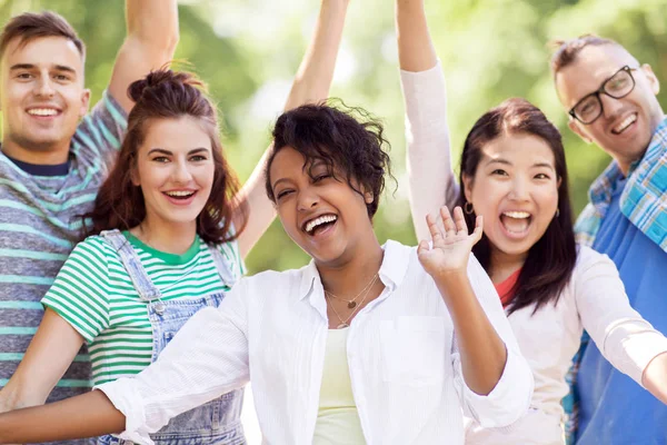 Grupo de felices amigos sonrientes divirtiéndose al aire libre —  Fotos de Stock