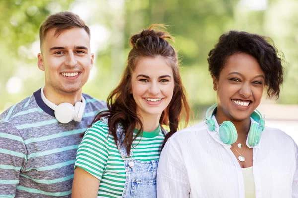 Gruppo di amici sorridenti felici con le cuffie — Foto Stock