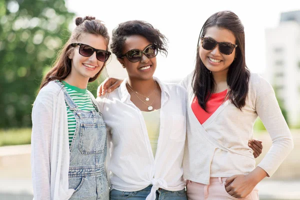 Mujeres jóvenes felices en gafas de sol al aire libre —  Fotos de Stock
