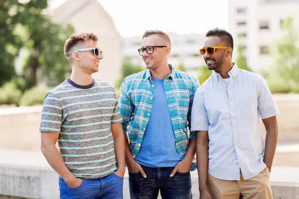 Щасливі молоді чоловіки в сонцезахисних окулярах на відкритому повітрі — стокове фото