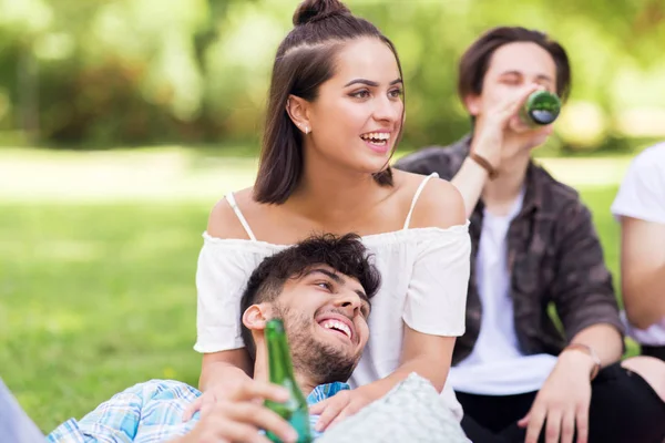 Kumpáni u nealko piva v letním parku — Stock fotografie