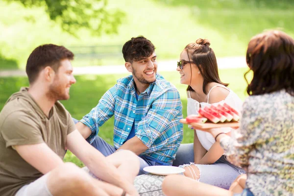 Happy vrienden eten watermeloen op zomerpicknick — Stockfoto