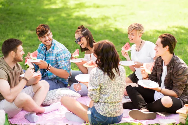 Ευτυχείς φίλοι τρώγοντας καρπούζι στο πικ νικ το καλοκαίρι — Φωτογραφία Αρχείου